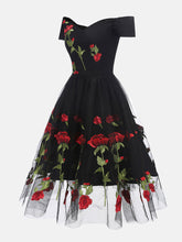 Partykleid aus Netzstoff mit Rosenstickerei